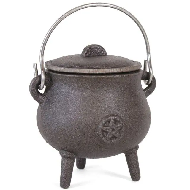 Attractive Small Cast Iron Cauldron With Pentagram Design Plus Lid and Handle. Approx 11cm Tall- Not Including Handle by THE FLYING WITCH
Mágica Caldera