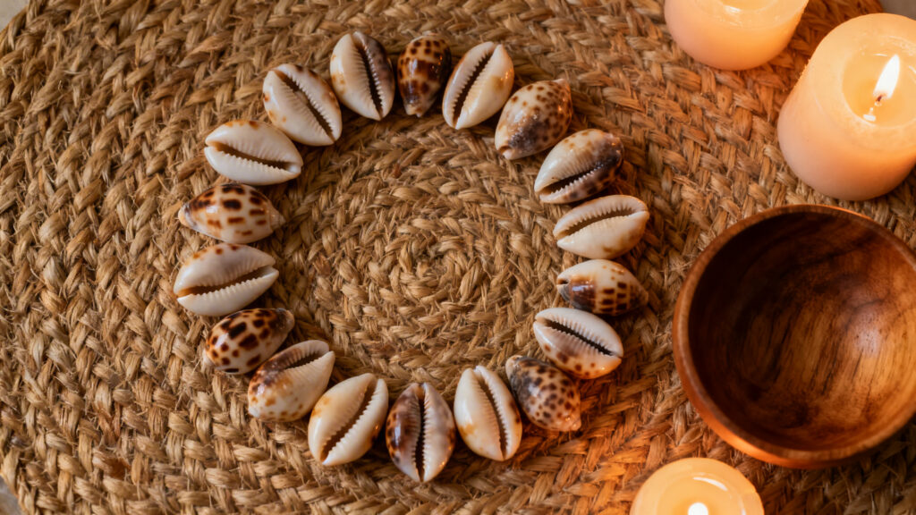 adivinacion con conchas cauri paso a paso guia facil para principiantes lectura y significados